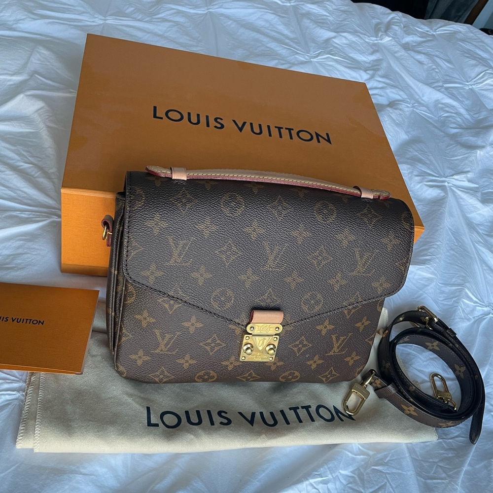LOUIS VUITTON Pochette Métis monogram leather